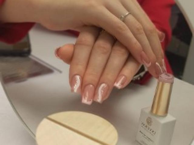 La Pose de Gel sur les Ongles : Tout Savoir sur Cette Technique Beauté